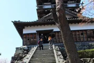 오를때는 그다지 잘 느끼지 못하지만 내릴때는 상당히 가파른 경사의 돌계단이다