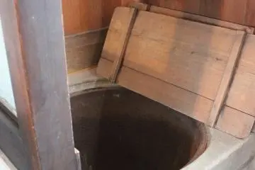 석제 목욕통. 남편은 목욕탕에 갔다. 아내가 이 목욕물을 사용했다고 한다