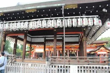 마이도노. 이것도 본전과 함께 나라의 중요문화재