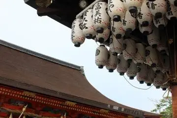 마이도노(앞쪽)과 본전( 건너편)