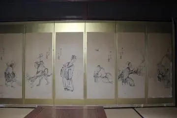 개인실의 병풍은 일찍이 이 건물이 꽃거리의 가옥과 전해 내려오는 것이다
