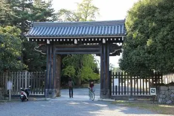 교토 어원의 남쪽 부근을 달리는 마루타마치 대로에 접해 서는 문 "사카이마치몬"고