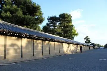 어소의 서쪽 담
