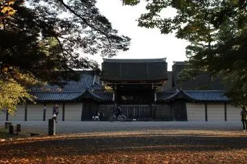 어소의 이마데가와 고몬. 늦가을의 석양에 낙엽이 선홍색으로 싹트다