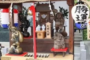 다이쿠로사마가 네 구 모셔져 있다.만져보고 기원하는 것이라고 한다