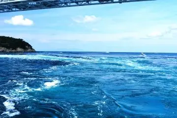 <p>There are drops on the water surface and the water falls like a small waterfall. This is a phenomenon that the whirlpool creates</p>