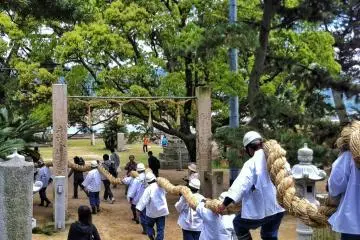 축복후에는 보트를 타고 떠납니다. 로프의 무게는 1 톤입니다. 옛날 낚시 그물과 종이 조각에 이름과 주소, 그리고 방문자의 소망이 적혀있습니다.