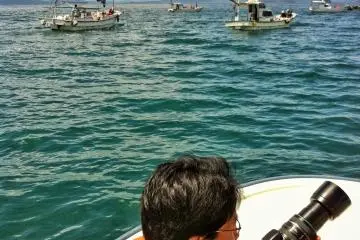 바다 물결엔 망원 렌즈가 준비되었습니다. 다른 보트가 과거에 휘젓을때, 우리 보트는 미친 듯이 흔들렸습니다. 숙녀는 비명까지 질렀어요. 
