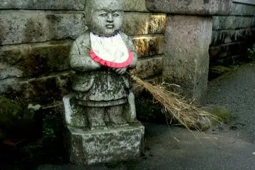 <p>Little sweeper statue</p>
