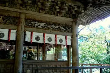 <p>Beautiful and intricate wooden carvings under the eaves</p>