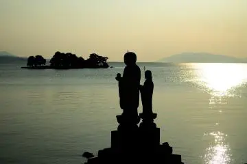 <p>The larger Jizo statue on the left is made of Kimachi stone and is called 'Sodeshi Jizo', and the smaller one is made of Mikage stone and is called 'Sekkai Jizo'</p>
