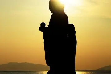 <p>In olden times the offshore of Yomegashima Island was rough, and ships were often wrecked. According to the locals these jizo statues were built to pray for the lost souls</p>