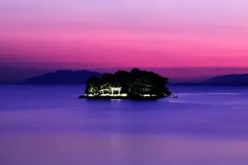 <p>30 minutes before sunrise and 30 minutes after sunset are the so-called fascinating 'Blue Moments' of the day</p>