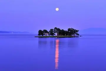 <p>Yomegashima Island under the moonlight</p>