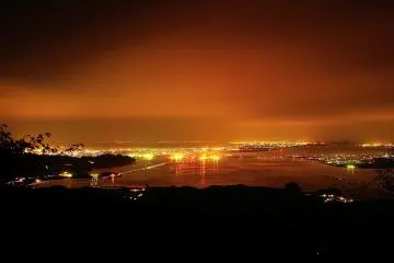 <p>Mt. Makuragi is located in the north of Lake Shinji. From here, you can overlook the entire city of &nbsp;Sakaiminato, and depending on the season and weather, a sea of clouds can be seen as well</p>