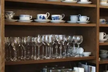 <p>Coffee and cocoa are served in glasses to help you appreciate the aroma</p>