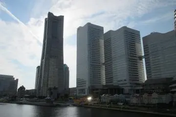 <p>Queen's Square is right next to the Landmark Plaza</p>