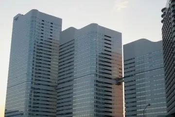 <p>The buildings in Yokohama reflect the colors of the sky</p>