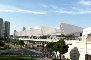 <p>The Pacifico&nbsp;Exhibition Hall's design stands out among Yokohama's tall towers</p>