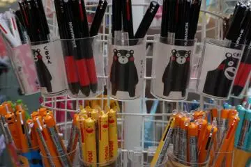 <p>ขายของฝากด้วย น่ารัก แต่แอบแพงนะ</p>