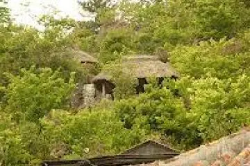Small hiking path behind Ufuya Restaurant