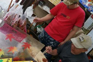 <p>ออกจากสถานีรถไฟก็เจอใบไม้ทอดเลย</p>