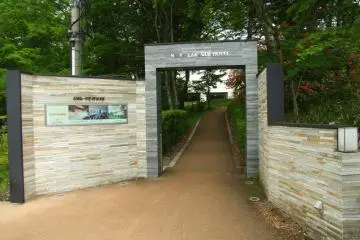 <p>Entrance to the hotel from near the lake's shore</p>
