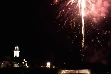 <p>Kembang api super besar menutup perayaan festival Ama yang ke-50 dengan warna-warninya yang spektakuler dan suara yang membahana.</p>