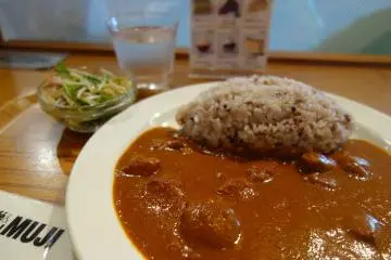 <p>อยากลองมานานแล้วอาหารของ Muji Cafe เป็นแกงกะหรี่ที่รสเบามาก</p>