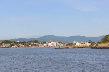 까마득히 잔설의 하쿠산 연봉이 보인다