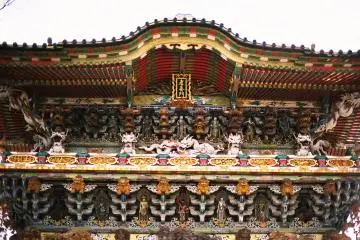 <p>The relief carvings painted in gold and silver on the pillars and the colors painted in the complicated structures are extraordinarily gorgeous. This might be the most gorgeous architecture in Japan</p>