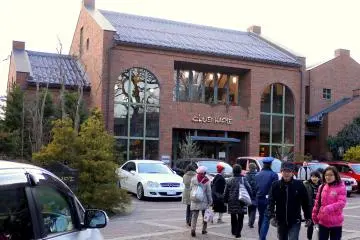 <p>If you drive to Omihachiman, there is a car park outside the cafe</p>