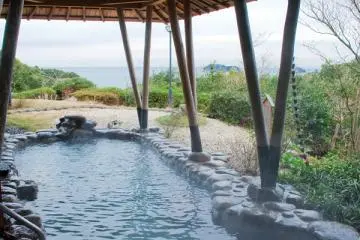 The onsen looking out on the ocean (Photo: <a href="http://www.uminochou.com/" target="_blank" rel="noreferrer noopener nofollow">Umi no Cho</a>)