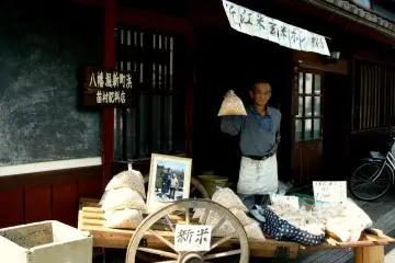 그는 튀긴 쌀자루를 들고 있다. 조금 샀는데 맛있었다!