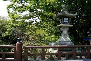 다리 옆 석등