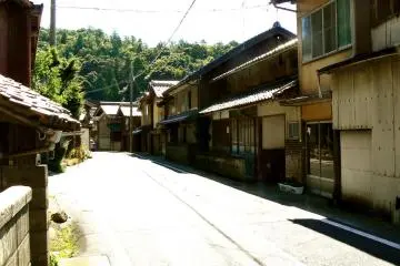 <p>Strong sunlight on the main street of Ine</p>