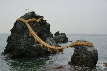 <p>หินคู่ Meoto Iwa</p>