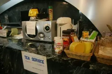 <p>บริการฟรี&nbsp;ชา กาแฟสำเร็จรูป&nbsp;ไมโครเวฟ &nbsp;เครื่องทำน้ำร้อน</p>