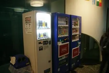 <p>เครื่องจำหน่ายสินค้าอัตโนมัติ (Vending machines) ที่มีให้บริการในที่พัก</p>