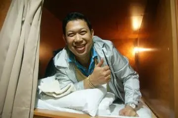 <p>ขนาดช่องของแคปซูลเตียงไม้ กว้างพอสมควร นอนสบาย</p>