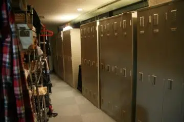 <p>บริเวณวางของและตู้เก็บของในห้องพัก แบบห้องรวม&nbsp;แคปซูลเตียงไม้</p>