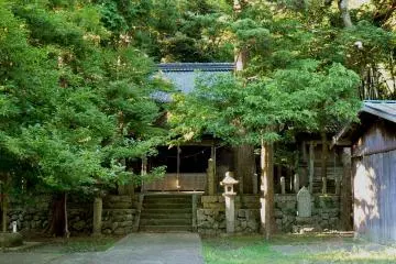 <p>A small shrine along the way</p>