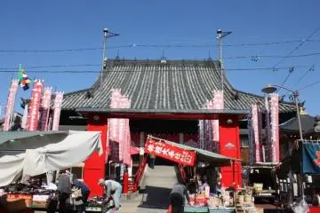 Kasadera Kannon on market day.