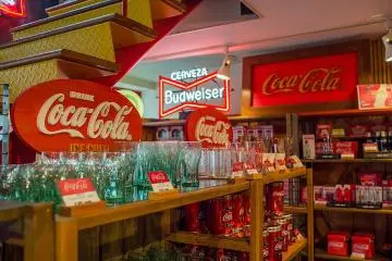 Maeda Craft punya satu lantai yang didedikasikan untuk menjual berbagai produk yang berkaitan dengan salah satu merek terkenal dunia - Coca-Cola 