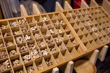 Jika Anda tahu Hiragana (salah satu sistem alfabet Jepang), Anda bisa memilih karakter-karakter untuk membentuk nama Anda atau bisa juga untuk membentuk sebuah ungkapan Jepang yang sedikit nyeleneh.