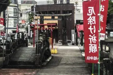 <p>A nice view of the shrine's entrance off of the main street.&nbsp;</p>