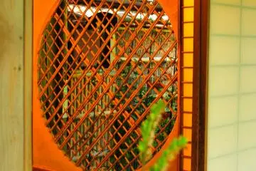 <p>'Yoshino-mado (Yoshino Window)' in a waiting room. It is also known as 'Window of Rainbow', named so as shadows reflected on this window are rainbow-colored</p>