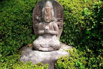 <p>Statue with six hands</p>