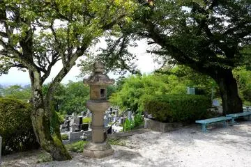 <p>View over the cemetery and Kofu City</p>