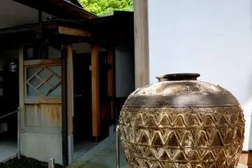 <p>Large vase standing at one side of the main hall</p>